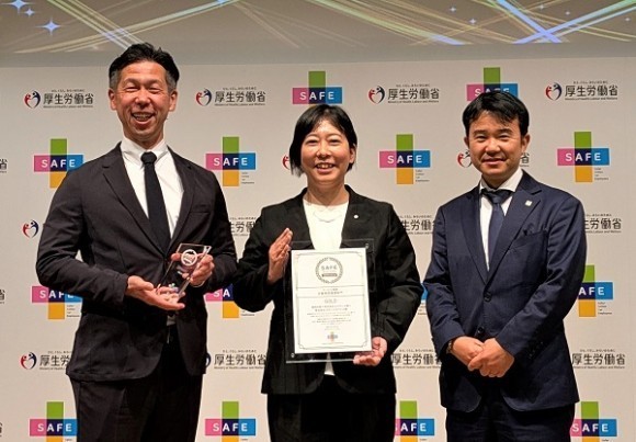 福岡市と共働で実施した「バランスボールを活用した転倒災害予防実証実験」が 厚生労働省「SAFEアワード」でゴールド賞に選出