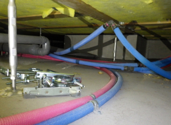 床下部分に水道関連の資材が散乱している様子