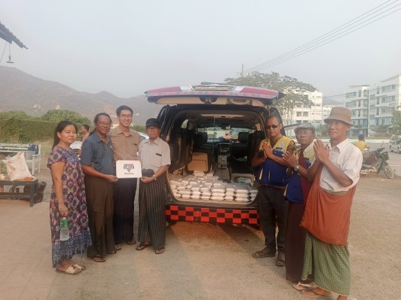被災者への食糧配布（マンダレーYMCA）
