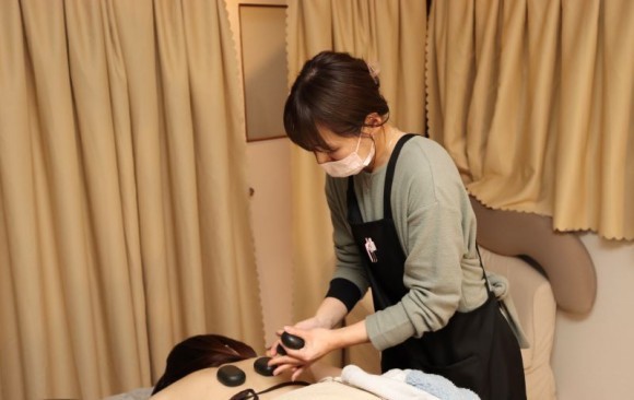 「PONO」バザルトトリートメント施術の様子