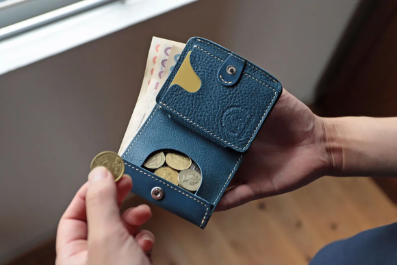 はさみも財布も、なぜ右利き仕様ばかり？8月13日左利きの日に「左利き専用ミニ財布」新色が登場です。