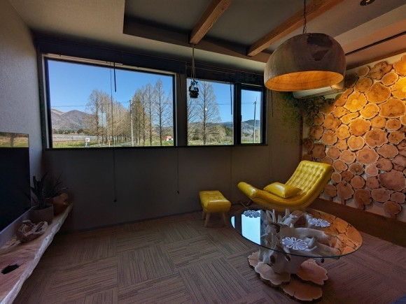 こだわりのインテリアと窓からのメタセコイア並木