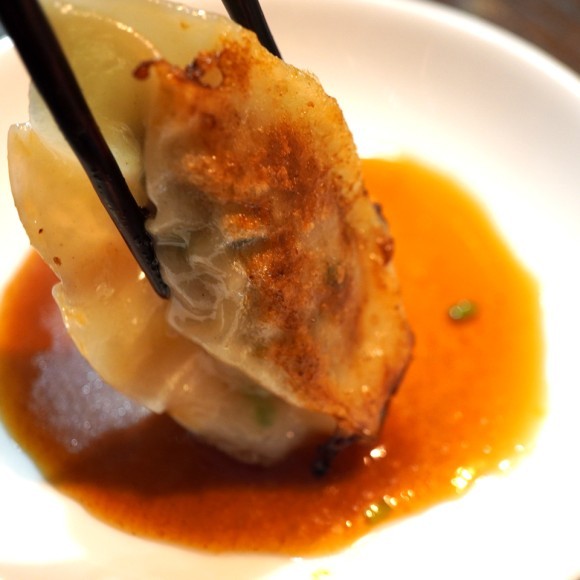 特製たれが付いています。オリジナルのジンギスカンのたれにラー油とレモンを加えたものです。