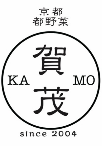 お店のロゴマーク　都野菜というワードを発信し始めたのが2004年　様々な業態を経て都野菜賀茂が誕生しました。
