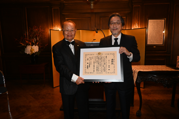 左からサミー宮本氏、在ニューヨーク日本国総領事館の森美樹夫大使