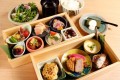 小さな木箱で日本の食の豊かさ・美味しさを表現する『農絆卓恵 産地の彩おべんとう』