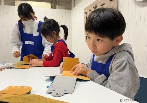 キッザニア甲子園 「ランドセル工房」パビリオン 体験の様子