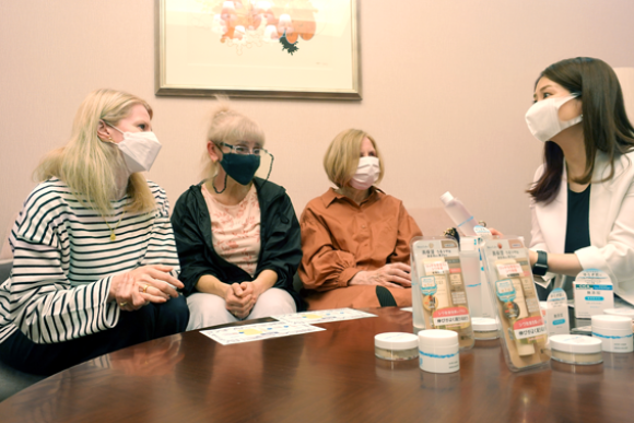 ウクライナの方々へ提供する化粧品の使用順序等をご説明