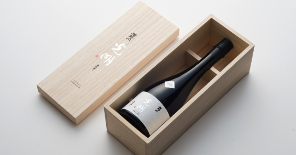 光明ボトルと桐箱