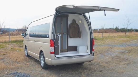 防水マルチルーム（シャワールーム）を備えたキャンピングカー