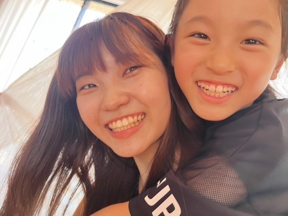 大学生と子どもの笑顔