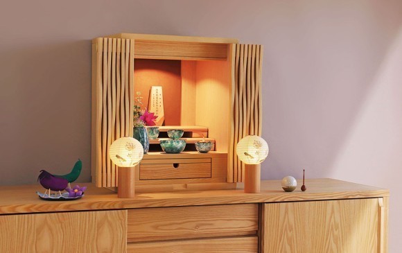 北欧風の明るい木部と八女提灯の絵師による美しい絵柄で、華やかなお盆に。