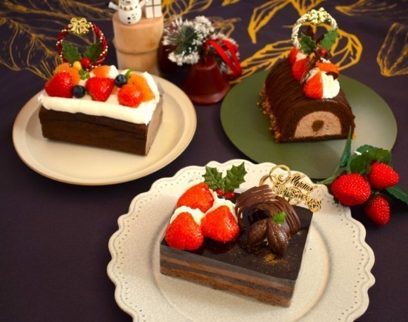 中央：クラシック・ショコラトルテ　左：本格ガトーショコラ　右：香ばしキャラメルのルポン