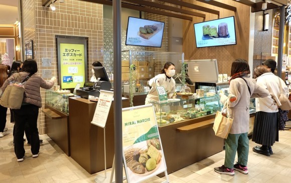 博多マルイでのポップアップショップの風景