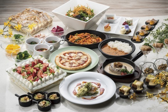 平日はマスカルポーネクリームとフルーツのスコップケーキとサステナブルパンプディングが食べ放題になる「アイコニックランチブッフェ」