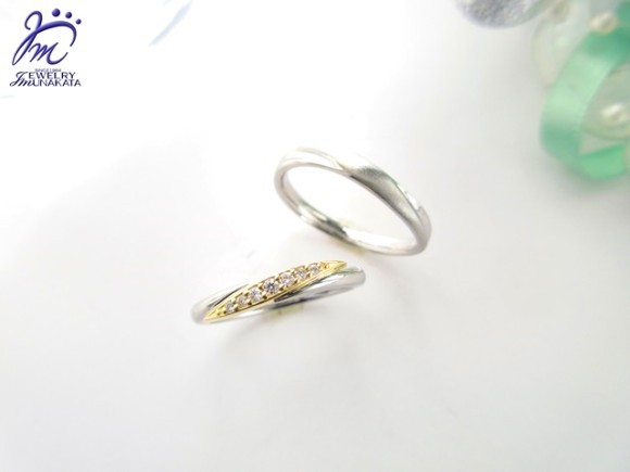 同じデザインでも「コンビ（2色使い）にする」「ひねりの向きを左右対称にする」「石の有無・数を自由に決める」など変えることでデザインの表情が変わります。