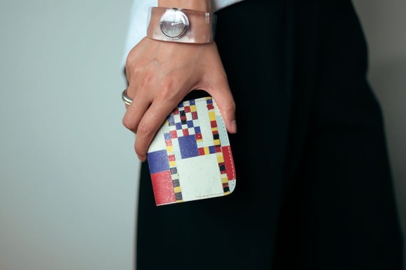 抽象画の名作が"アートなミニ財布"に。変わることのない普遍性をテーマにした作品に込められた意味とは？