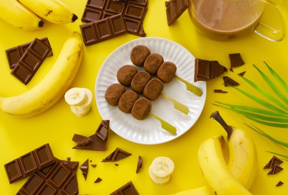 バレンタインデーに贈る和菓子。期間限定にて新発売の串わらび「チョコバナナ」