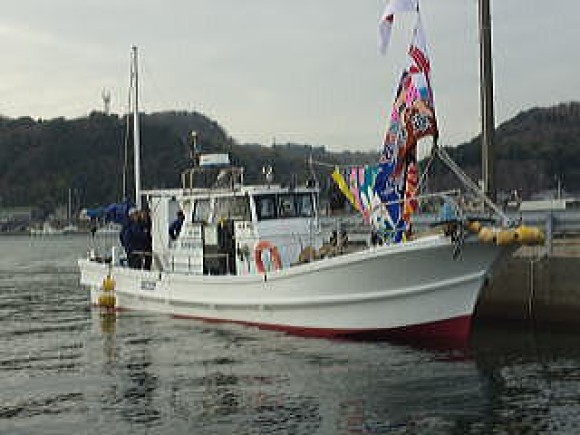 源氏香の前の山海漁港から「英造丸」　で出航