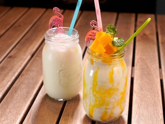 プレーンラッシーまたはマンゴーラッシー無料