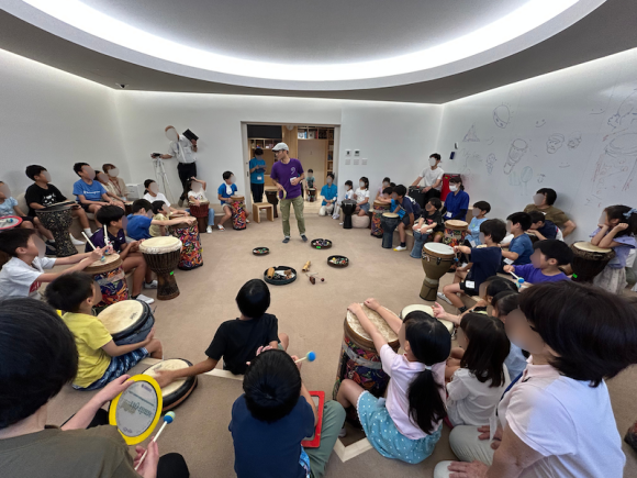 京都大学キッズコミュニティ（KuSuKu）でのドラムサークルプログラムの様子