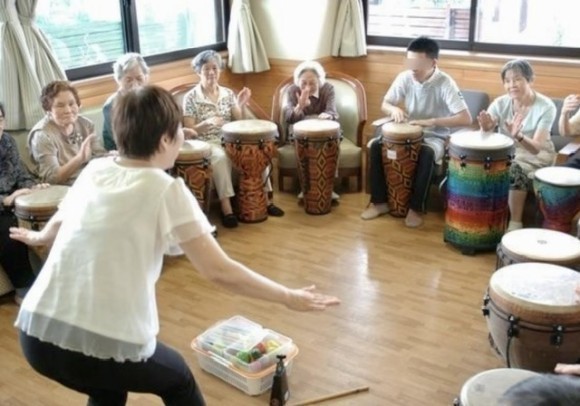 高齢者ケア施設でのドラムサークルの様子