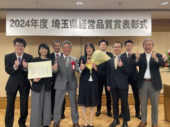 ともに尽力した社員たちと記念撮影（左から4人目：代表取締役 都丸）