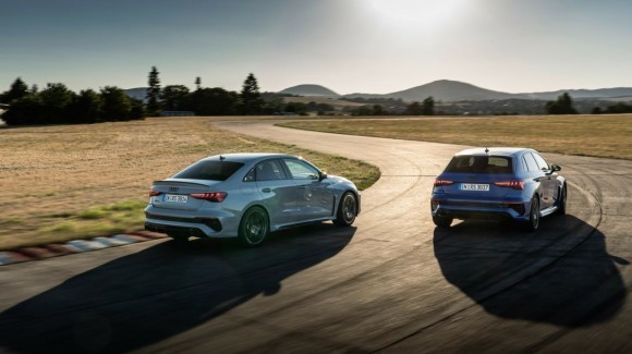 Audi車が走るイメージ