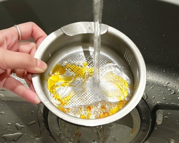 【待望の新サイズ】『水だけ』で汚れが落ちる 排水口ゴミ受け 一般発売開始　 街角・カーブミラーの技術でキッチンシンクのお悩みをラク家事化