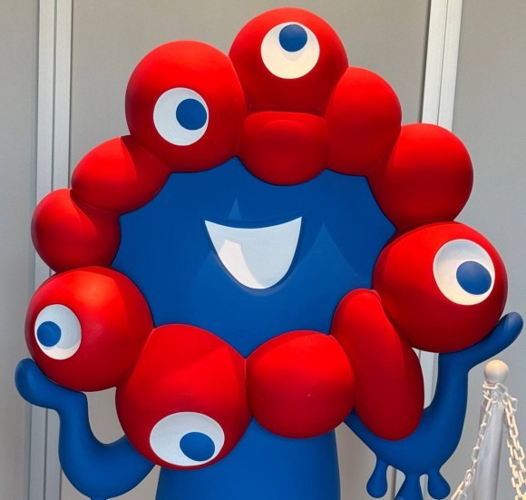 大阪・関西万博の公式キャラクター「ミャクミャク」。会場で撮影した実物展示より。