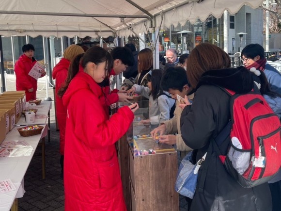 「全国チロルチョコ積み選手権(昨年の様子)」