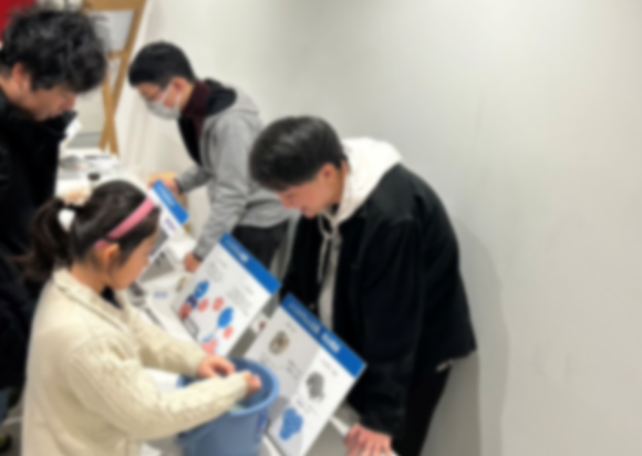 濡れたキッチンペーパーで乾燥体験を楽しむ子どもたち