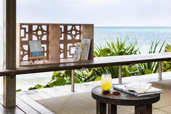 沖縄で過ごす読書の秋は、海からの風を感じながら本の世界に浸る