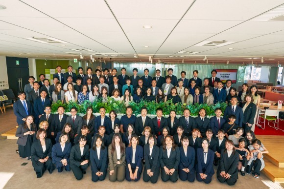 2026年6月期吉記集会での集合写真。当社では、従業員だけでなく、日頃から従業員をサポートいただいているご家族様やサポーター様、そしてお客様も決起集会にお招きし、日々の感謝や決意をお伝えさせていただいております。
