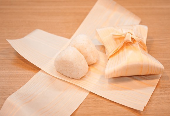 経木に包まれた新米おむすび