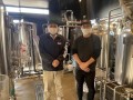 半田銀山ブリュワリーの鈴木翔之さんとフクシマギフターズの赤間宗卓さん