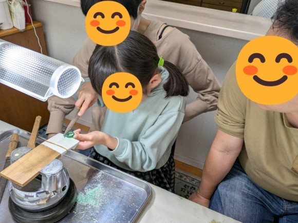 『結婚10周年記念のファミリーリングを家族みんなで作ろう！』というご家族に茨城県 よりご来店いただきました。前回のリーマー作業から、次はヤスリを用いて造型です。パパ・ママの応援もあって頑張って上手につくれました。お子様の手作り体験は・夏休みの自由研究・職業体験・伝統工芸の見学＆体験としてもご利用いただけます。