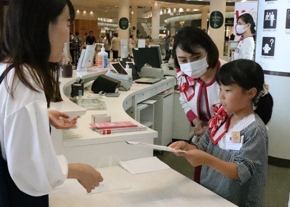 館内アナウンス体験を行う参加者