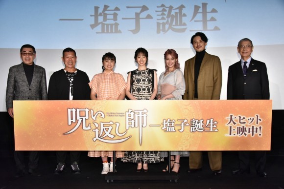 舞台あいさつでステージに並ぶキャスト、監督、プロデューサー