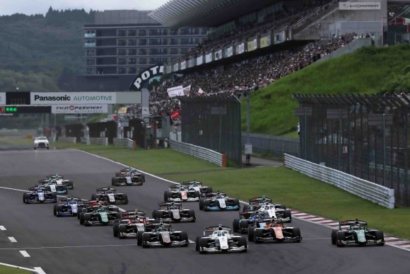 ＜写真：2025 SUPER FORMULA 第7戦 富⼠⼤会 決勝レース（スタートシーン）＞ 第