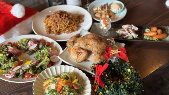 切った瞬間から、沖縄が溢れ出す。厳選石垣牛と沖縄の郷土料理「ジューシー」が詰まった沖縄「ロティサリーチキン」