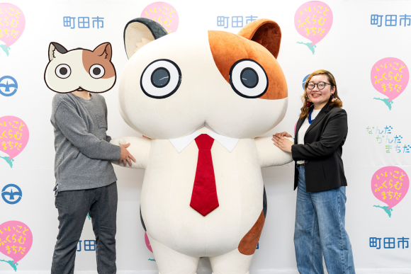 「宇宙人ムームー」原作者 宮下裕樹さん、ムームー、「ヤングキングアワーズ」編集長・星野さくらさん　の画像