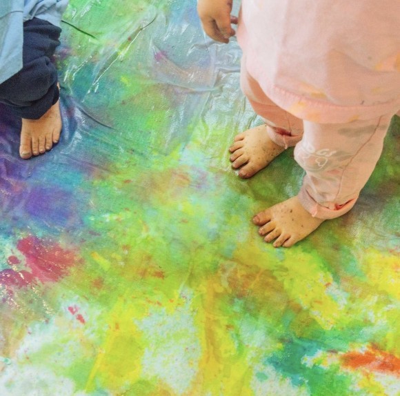 らくらく登園®TORANOCOの衣服で遊ぶ子ども達