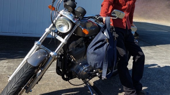 街中や普段使いでもスタイリッシュに決まるバイク用ヘルメットバッグ