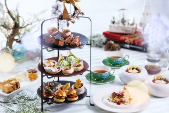 伝統的なスイーツと贅沢なセイボリーが並ぶ、芝パークホテルのクリスマスアフタヌーンティー。写真は2名様分。