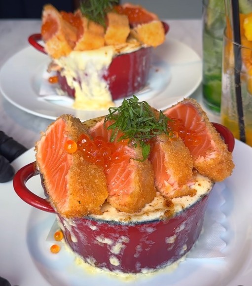 レアサーモンカツ ボルケーノパスタ