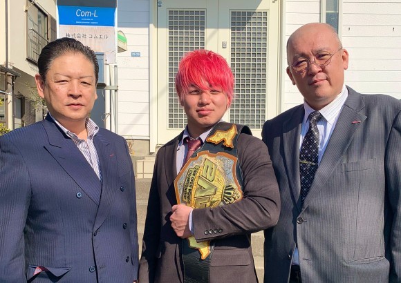 左から2AW十枝会長、仁木琢郎選手、コムエル社 栗田社長｜©︎2AW