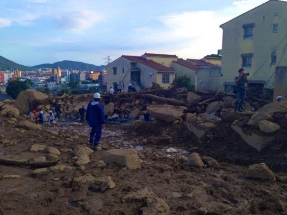 平成26年8月豪雨における被害事例 （広島市の土石流被害　横山芳春撮影）