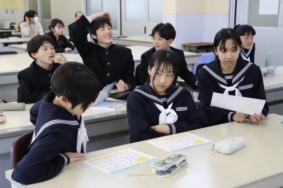 新たな学びの場「東洋町営塾うみいろ」の体験授業を受ける生徒