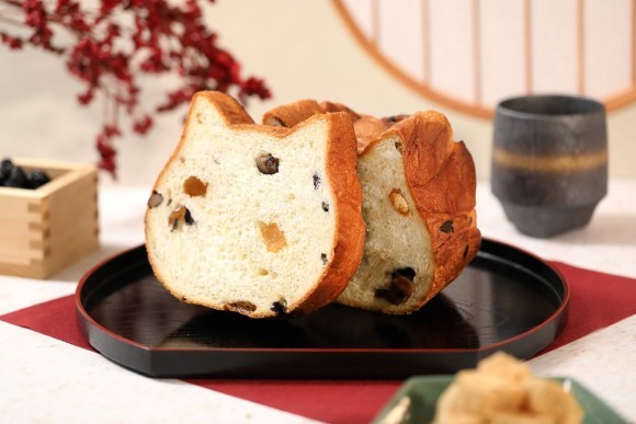 【1/1新発売！もちもち好きさん集合！黒豆×わらび餅なねこねこで新年をお祝い！】「ねこねこ」から、全国の店舗およびオンラインストアにてもちもち食感な「ねこねこ食パン 黒豆とわらび餅」が新登場